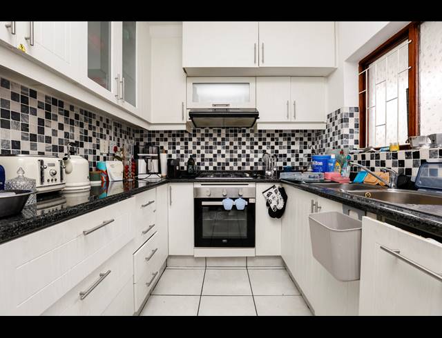 2 BEDROOM APARTMENT FOR SALE IN ESSENWOOD